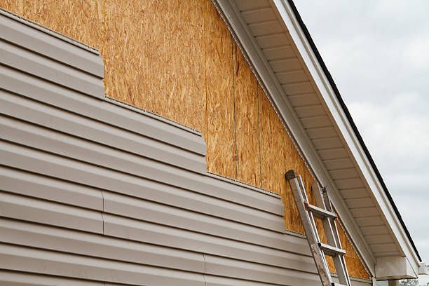 Professional Siding Installation technician working in Lakewood, WA